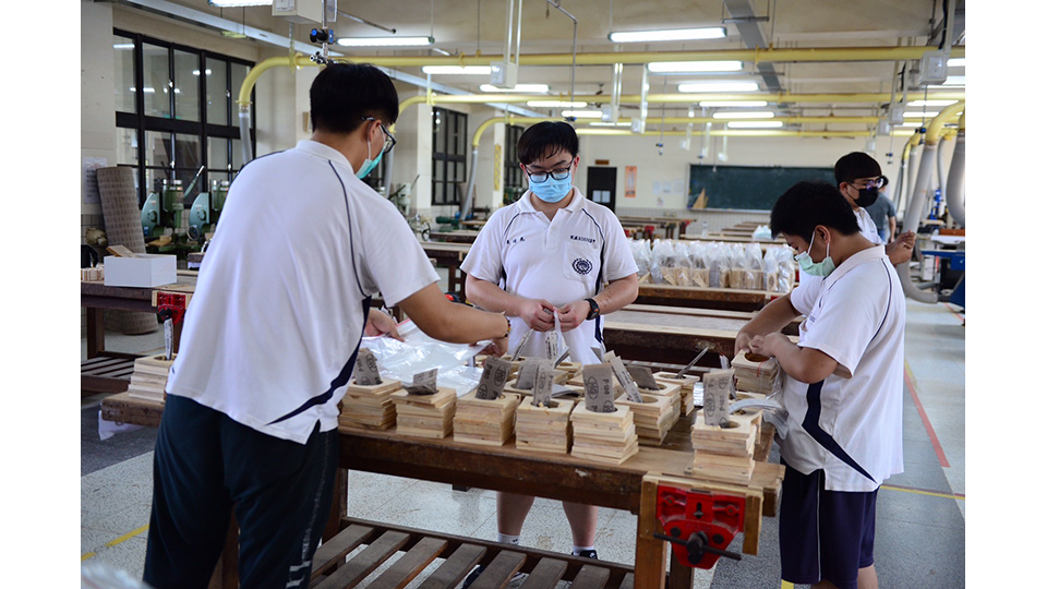 正在為木製品加工的嘉義高工室設科師生。